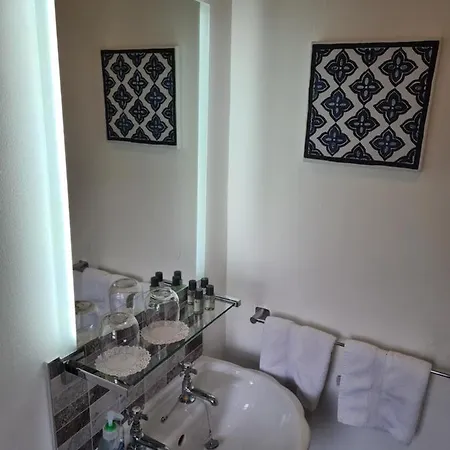 Bed and Breakfast Ely House 3*